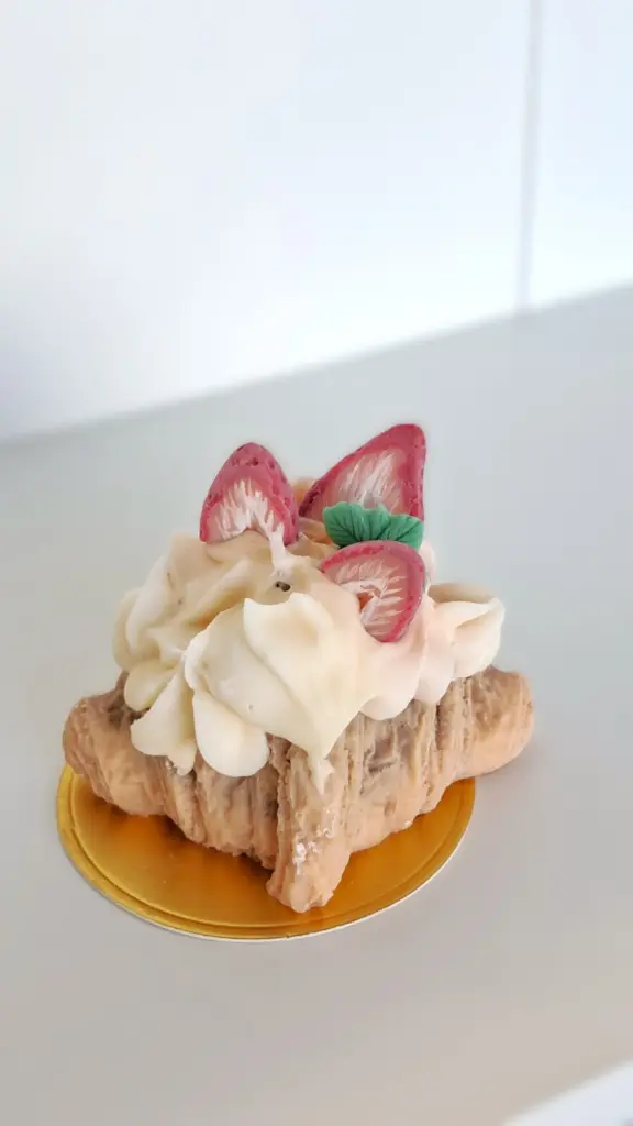 Croissant strawberry candle شمعة كرواسون بالفراولة (White)