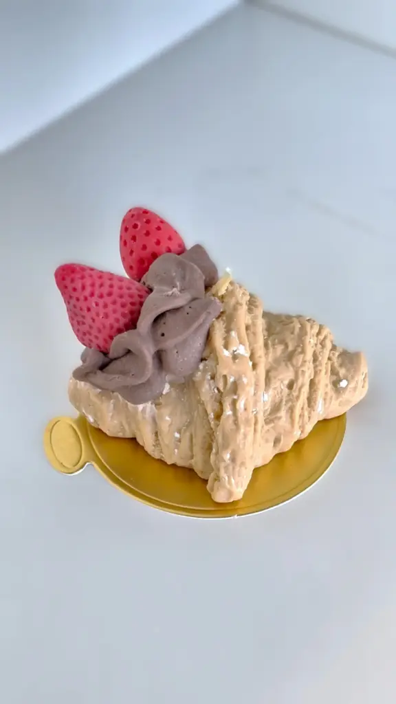 Croissant strawberry candle شمعة كرواسون بالفراولة