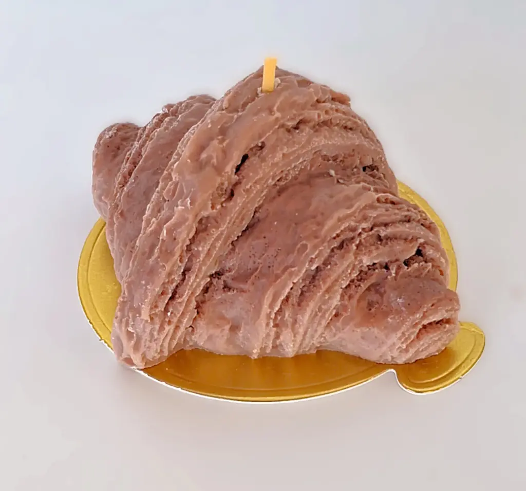 Plain Croissant candleشمعة كرواسون سادة