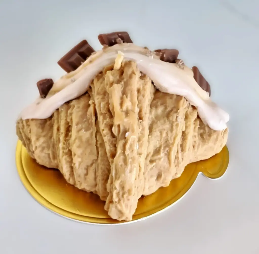 Croissant chocolate candle شمعة كرواسون بالشوكولاتة