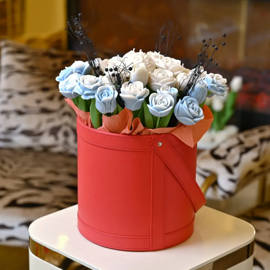Maria Leather bouquet of flower candle extra large شمعة باقة زهور ماريا جلد كبيرة جدًا