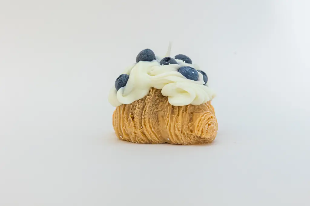 CROISSANT BLUEBERRY CANDLE